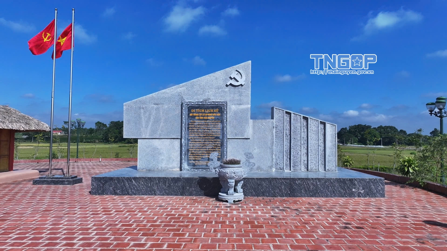 Tự hào tiến bước dưới cờ Đảng quang vinh