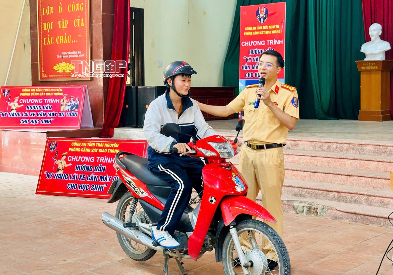 Tuyên truyền, hướng dẫn kỹ năng lái xe gắn máy an toàn cho học sinh