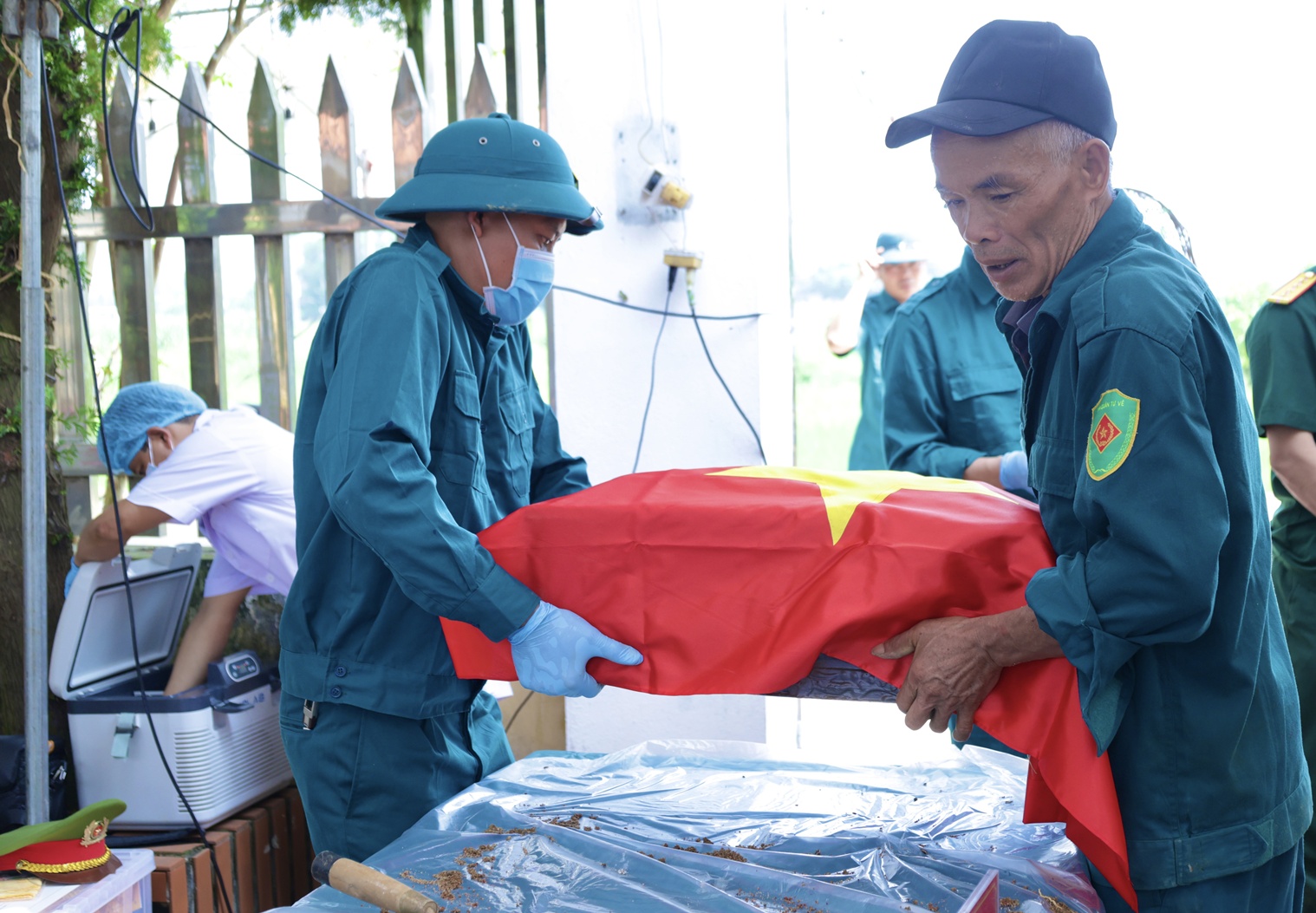Lấy mẫu hài cốt liệt sĩ chưa xác định được thông tin tại Nghĩa trang liệt sĩ Vạn Thọ