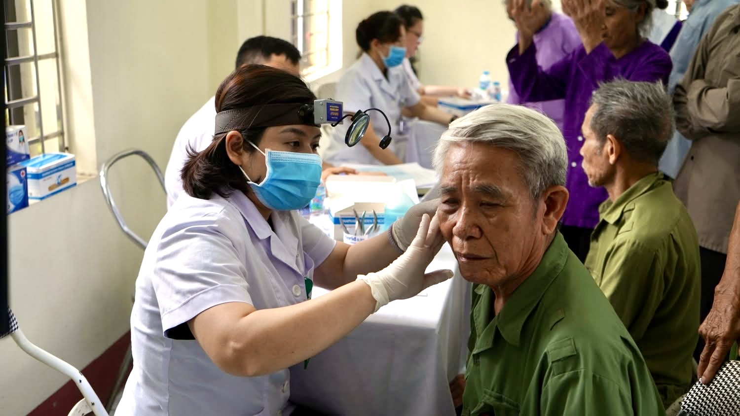 Khám bệnh, tư vấn sức khỏe, cấp phát thuốc miễn phí cho người dân xã Vô Tranh