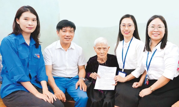 Tổ Hành chính công xung kích: Đồng hành, hỗ trợ người dân vượt qua rào cản công nghệ