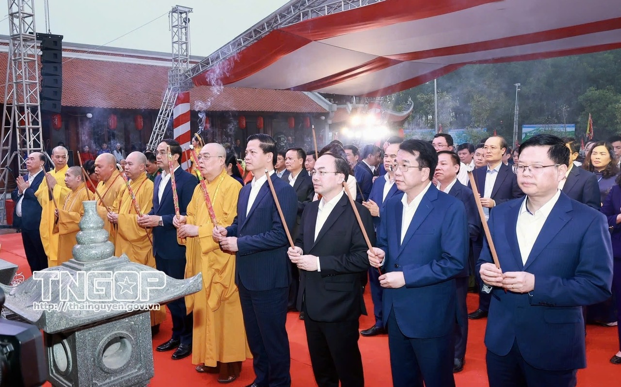 Các đồng chí lãnh đạo tỉnh dâng hương tưởng nhớ Đức hoàng đế Lý Nam Đế
