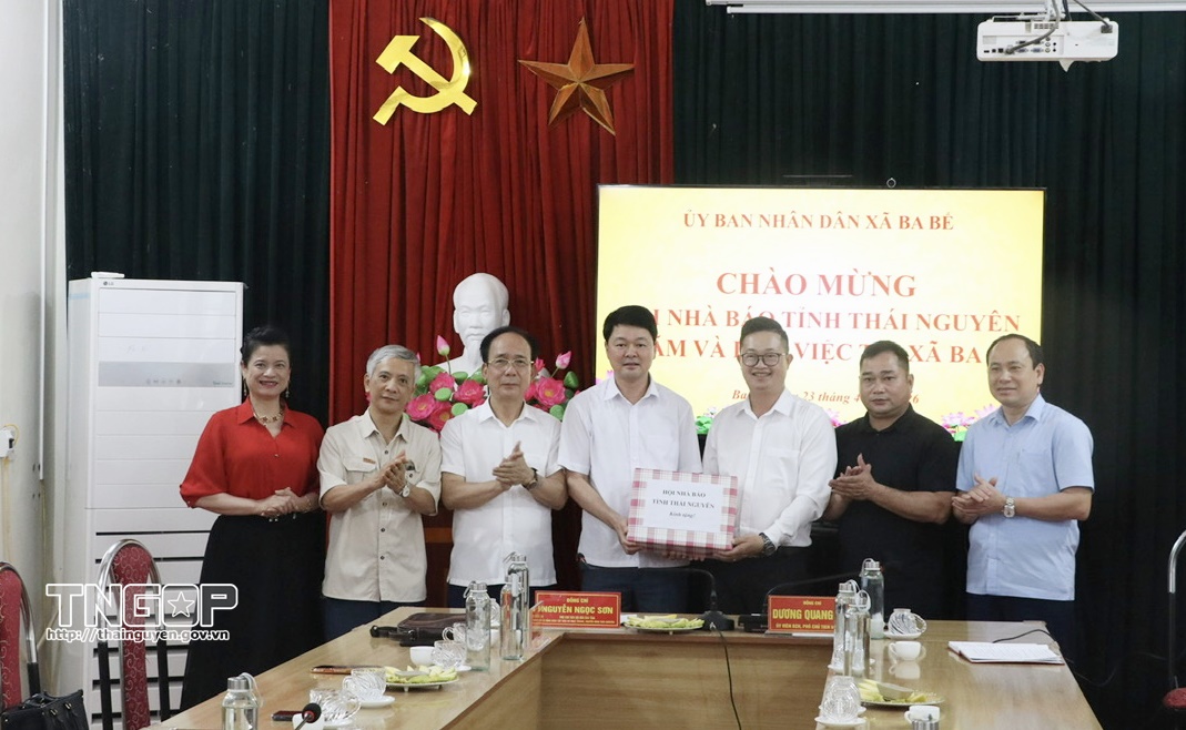 Đoàn công tác Hội Nhà báo tỉnh thực tế tại xã Ba Bể