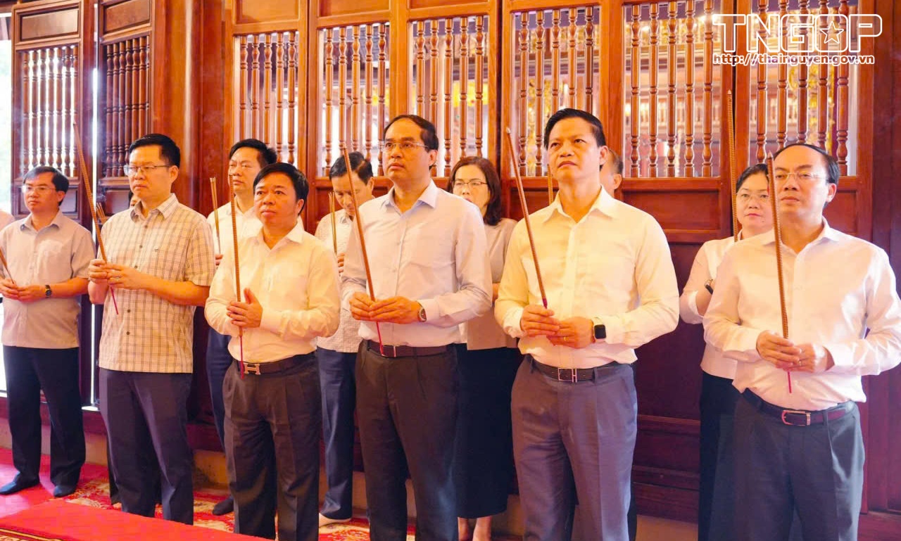 Đoàn đại biểu tỉnh Thái Nguyên dâng hương tưởng nhớ ngày mất Đức Hoàng đế Lý Nam Đế