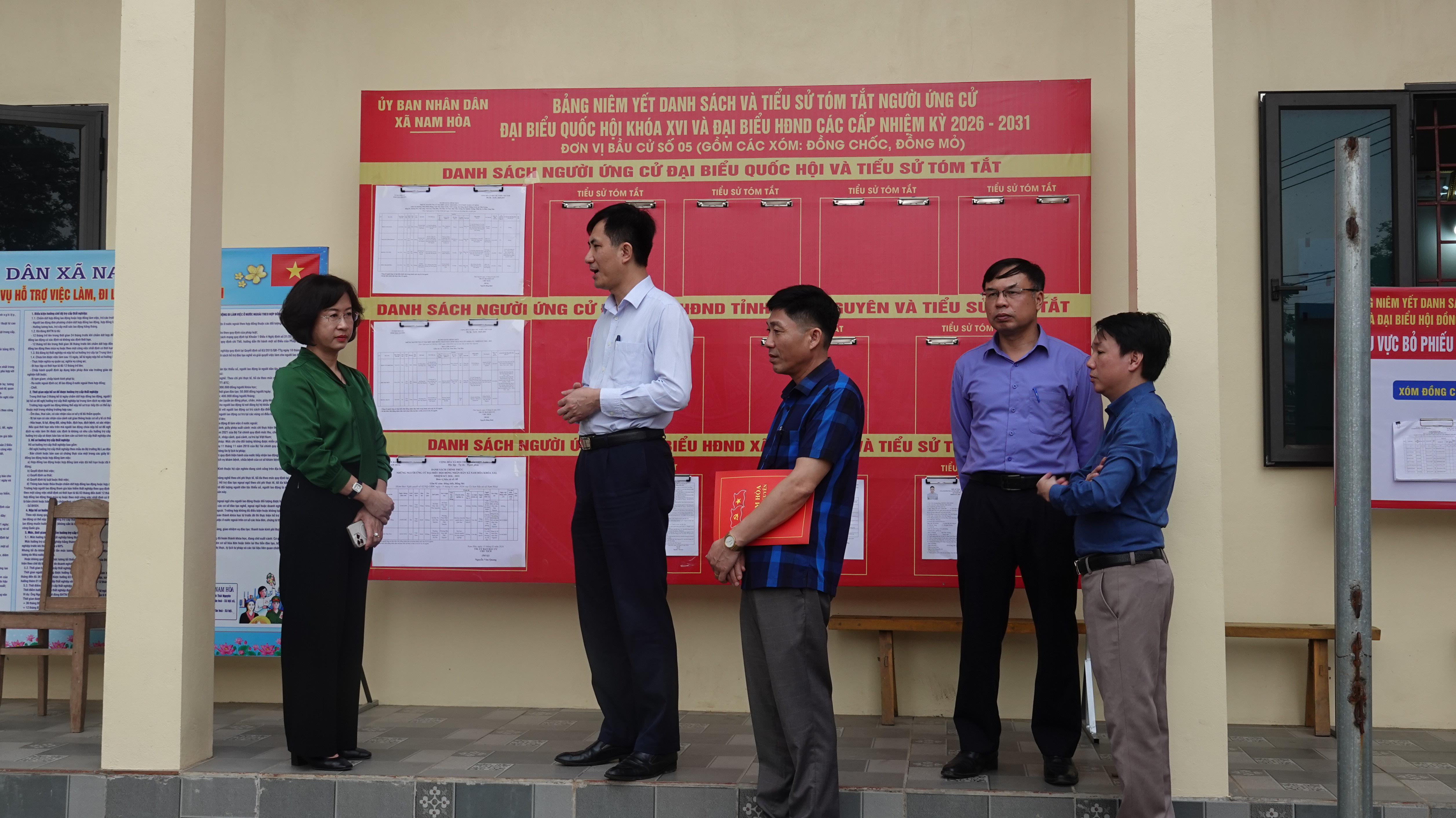 Đồng chí Viện trưởng Viện kiểm sát nhân dân Tỉnh Thái Nguyên kiểm tra công tác bầu cử tại Xã Trại Cau, Nam Hoà, Văn Hán