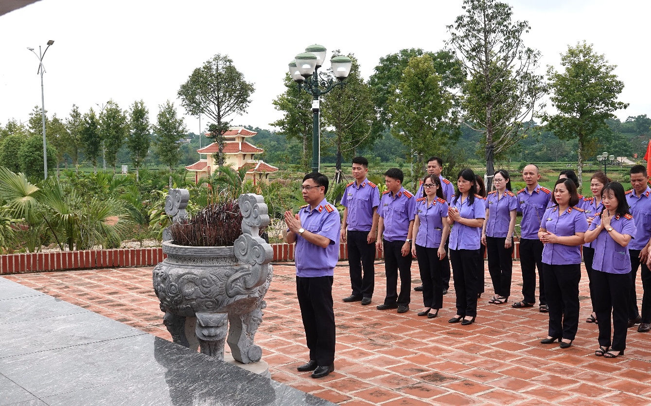 Chi bộ Văn phòng VKSND tỉnh Thái Nguyên tổ chức sinh hoạt chuyên đề Quý III năm 2026 với chủ đề "Hành trình về nguồn – Phát huy truyền thống uống nước nhớ nguồn"
