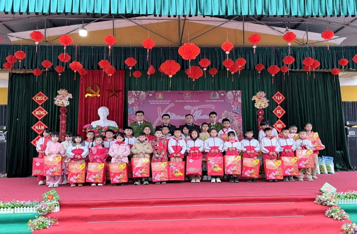 VKSND khu vực 1 – Thái Nguyên tặng quà tết nguyên đán tại trường tiểu học Cao Ngạn