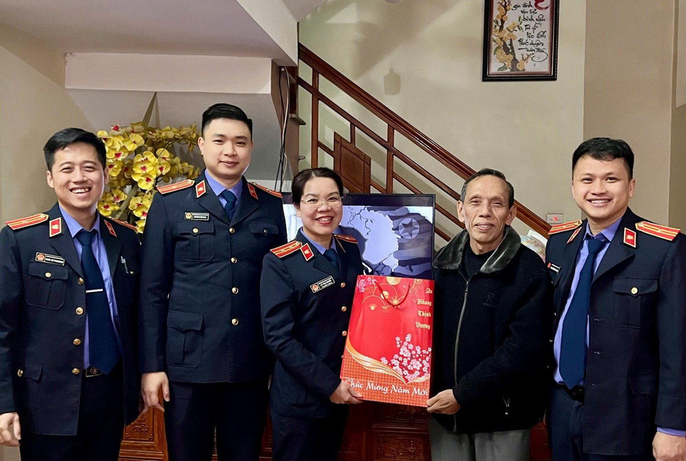 VKSND khu vực 1 – Thái Nguyên  tổ chức thăm, tặng quà các cụ hưu trí  nhân dịp tết nguyên đán