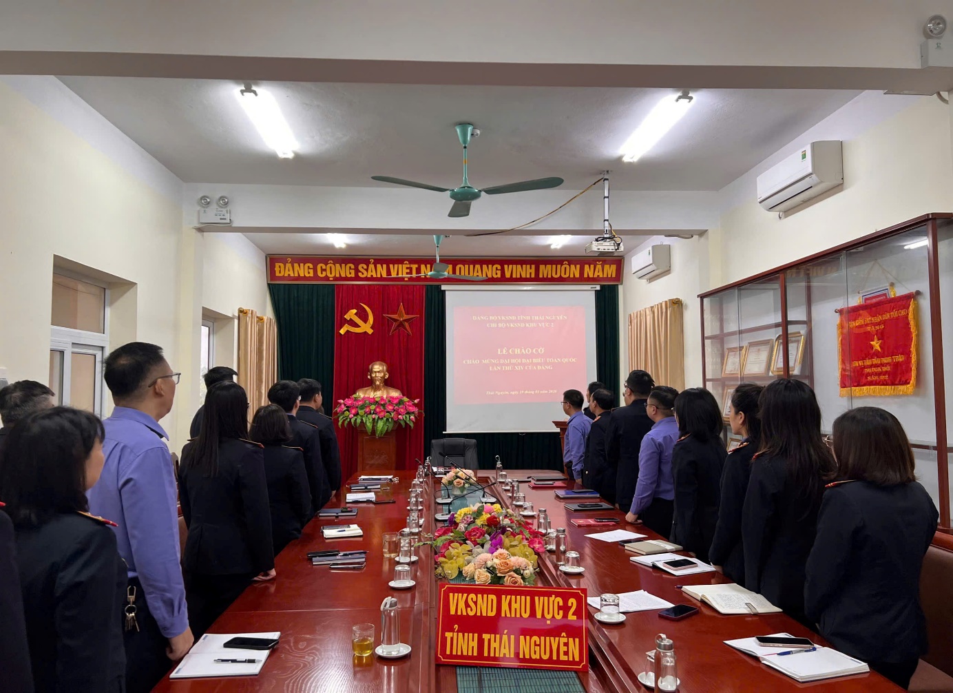 Chi đoàn Viện KSND Khu vực 2 - Thái Nguyên: Tổ chức Lễ chào cờ chào mừng Đại hội đại biểu toàn quốc lần thứ XIV của đảng