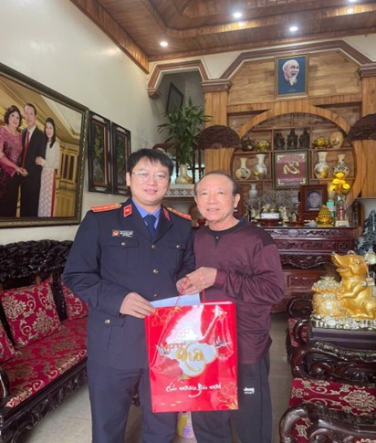 Lãnh đạo Viện kiểm sát nhân dân khu vực 3-Thái Nguyên chúc tết cán bộ hưu trí nhân dịp Xuân Bính Ngọ 2026