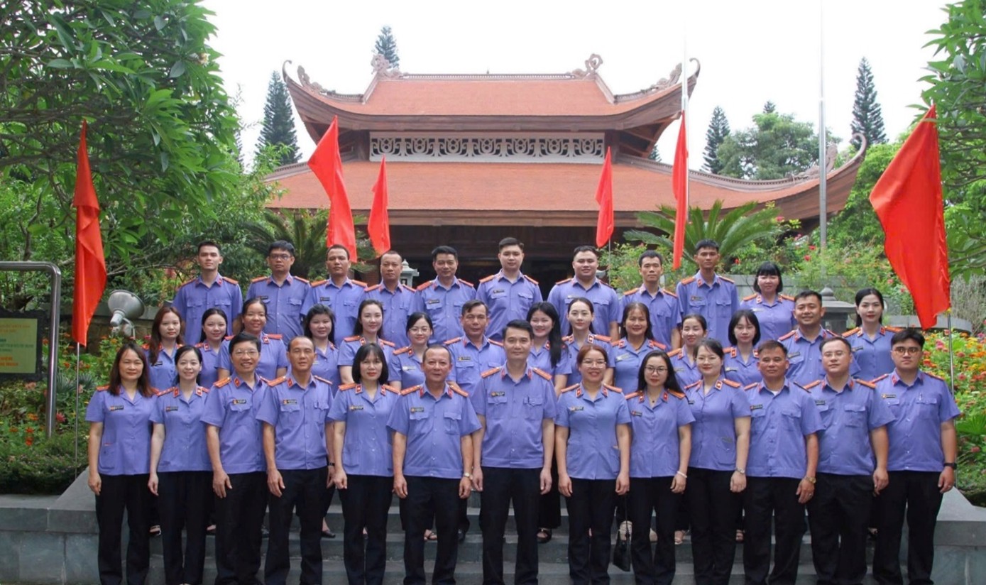 Chi bộ VKSND Khu vực 4 phối hợp với Chi bộ VKSND Khu vực 1 tổ chức sinh hoạt chuyên đề tại Khu di tích lịch sử ATK Định Hóa