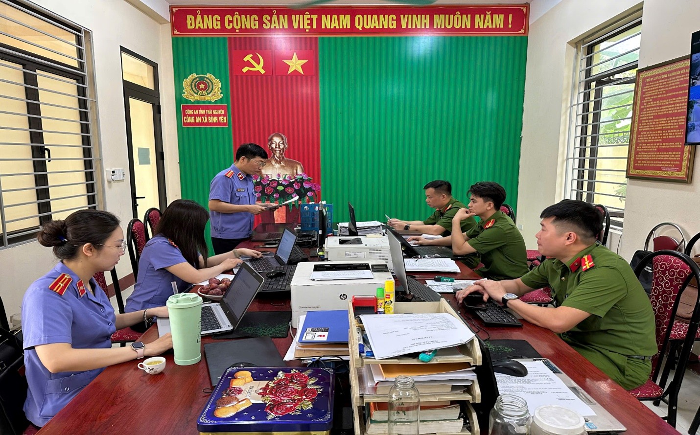 VKSND khu vực 4 Thái Nguyên trực tiếp kiểm sát việc tiếp nhận, giải quyết  nguồn tin về tội phạm tại công an xã Bình Yên