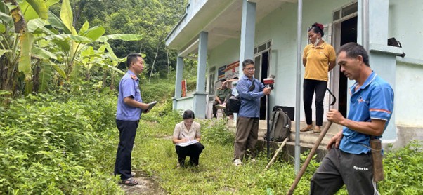 Kiểm sát viên VKSND khu vực 8 kiểm sát  việc thẩm định tại chỗ vụ án tranh chấp đất đai 