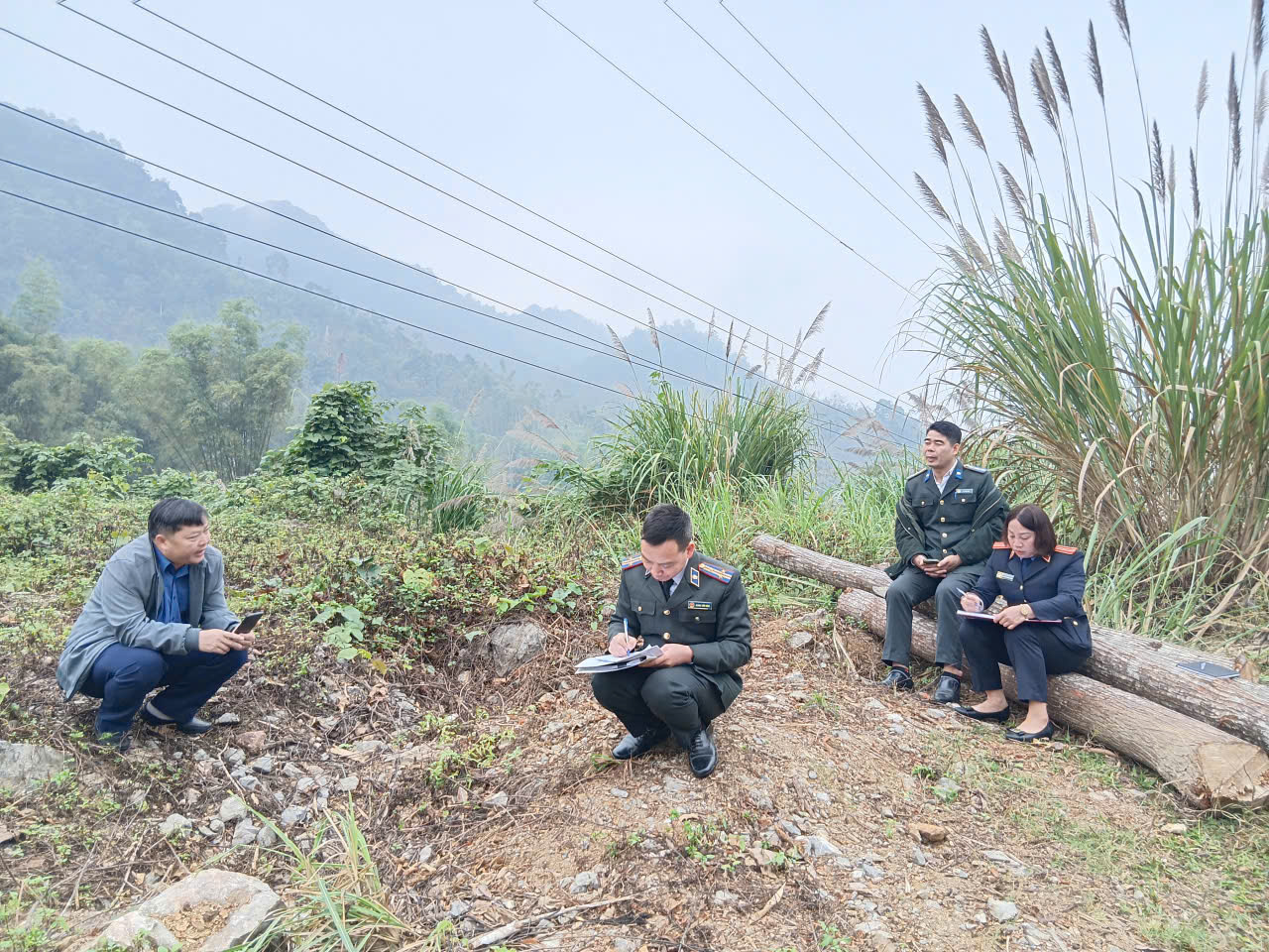 VKSND khu vực 8 phối hợp cùng Phòng  thi hành án dân sự khu vực 8 trực tiếp xác minh  điều kiện thi hành án tại xã Na Rì