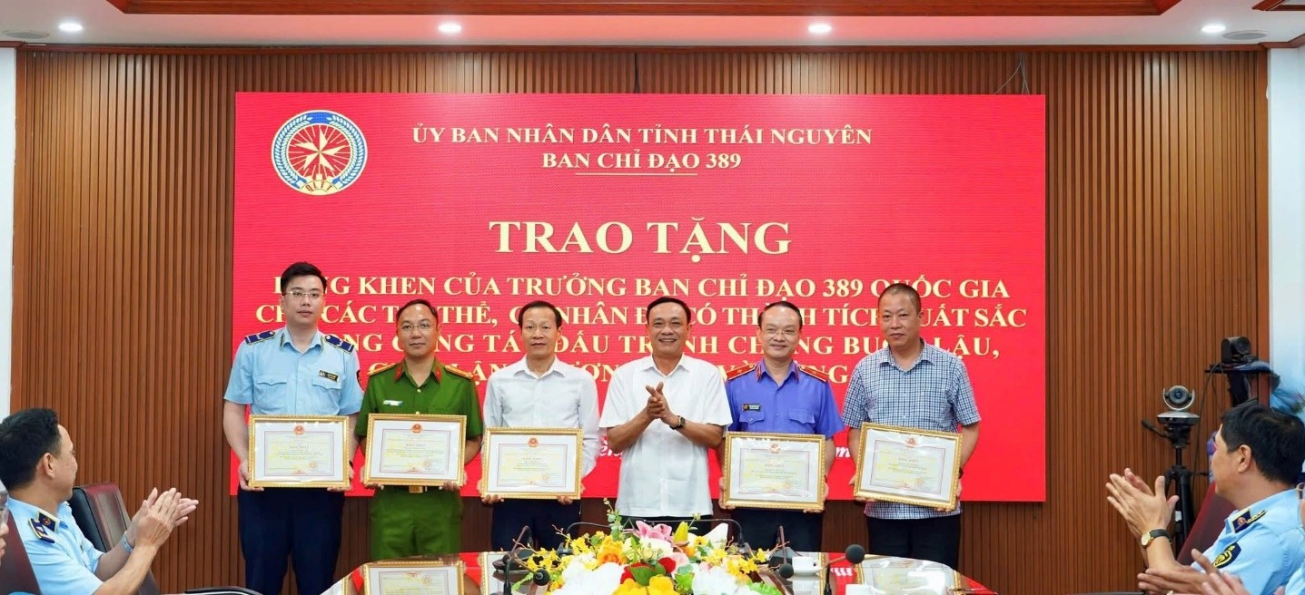 Đồng chí Phó Viện trưởng VKSND tỉnh Thái Nguyên được tặng Bằng khen của Trưởng Ban chỉ đạo 389 Quốc gia