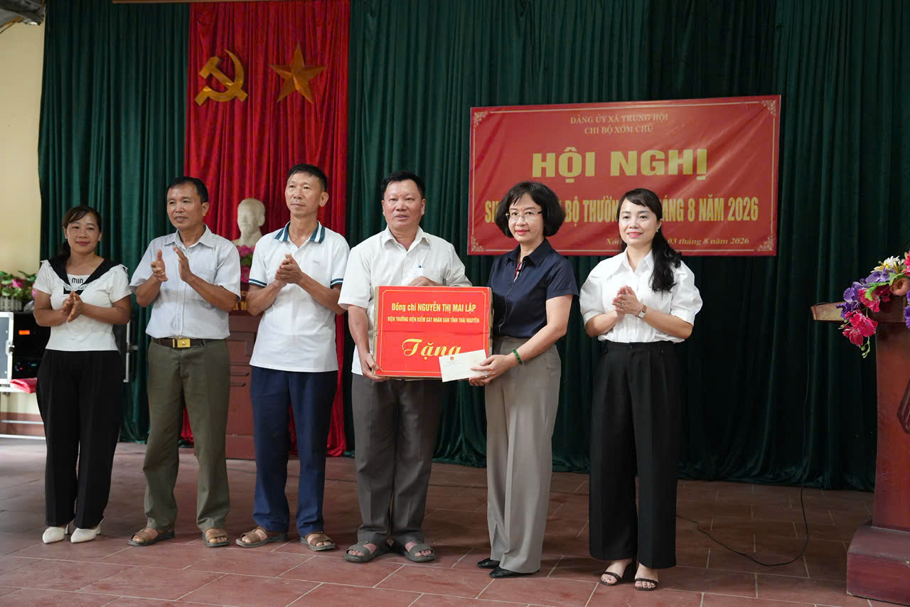 Tăng cường sự gắn bó giữa cấp ủy cấp trên với tổ chức đảng cơ sở - Đồng chí Viện trưởng VKSND tỉnh Thái Nguyên dự sinh hoạt thường kỳ Chi bộ xóm Chú, Đảng bộ xã Trung Hội