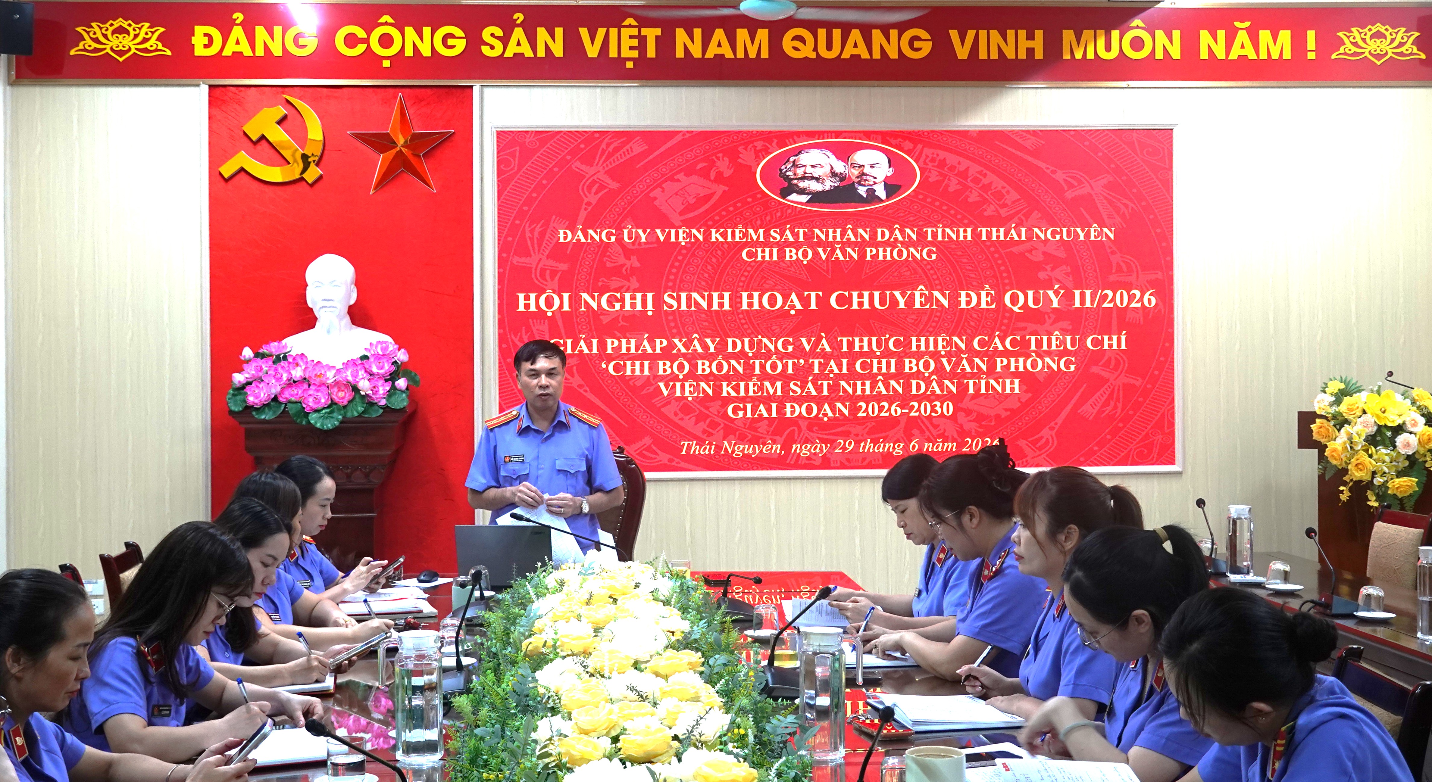 Chi bộ Văn phòng VKSND tỉnh Thái Nguyên: sôi nổi thảo luận, góp ý xây dựng “chi bộ bốn tốt”