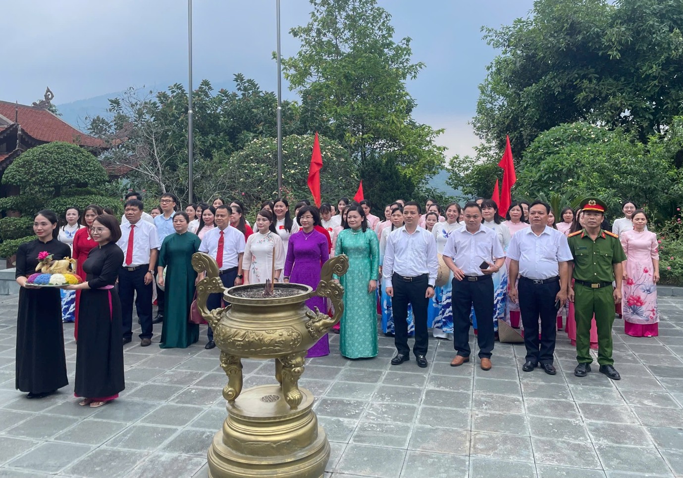 Đồng chí Viện trưởng dự hội nghị sinh hoạt chuyên đề tại Chi bộ được phân công phụ trách, theo dõi