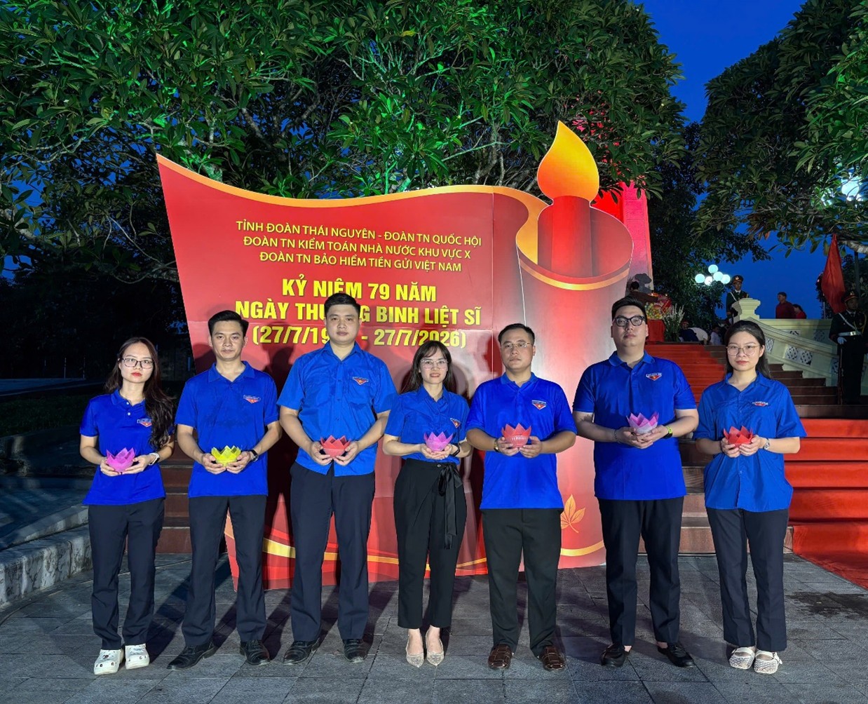 Tuổi trẻ Viện kiểm sát nhân dân tỉnh Thái Nguyên thắp nến tri ân các Anh hùng liệt sĩ tại Nghĩa trang Liệt sĩ Dốc Lim, xã Quyết Thắng, tỉnh Thái Nguyên