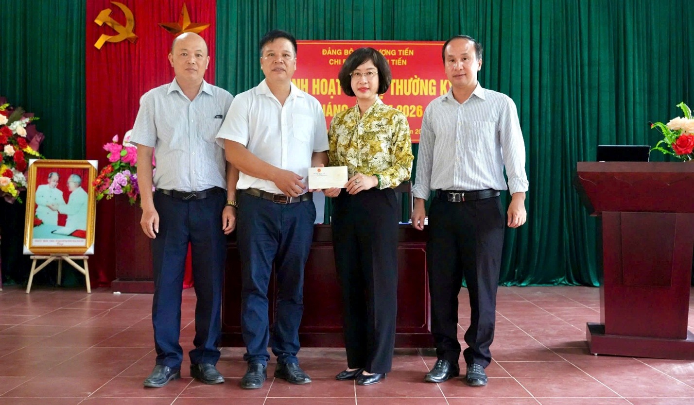 Phát huy trách nhiệm của cấp ủy cấp trên đối với tổ chức Đảng ở cơ sở - Đồng chí Nguyễn Thị Mai Lập dự sinh hoạt thường kỳ tại Chi bộ thôn Tân Tiến, Đảng bộ xã Phượng Tiến
