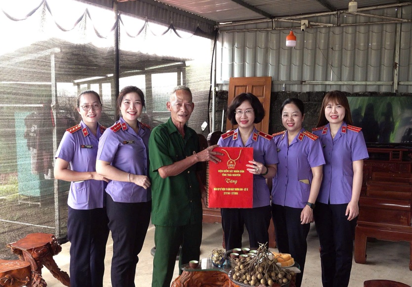 Bí thư Đảng ủy, Viện trưởng VKSND tỉnh Thái Nguyên thăm gia đình cán bộ có thân nhân là thương binh, liệt sĩ nhân dịp 27/7