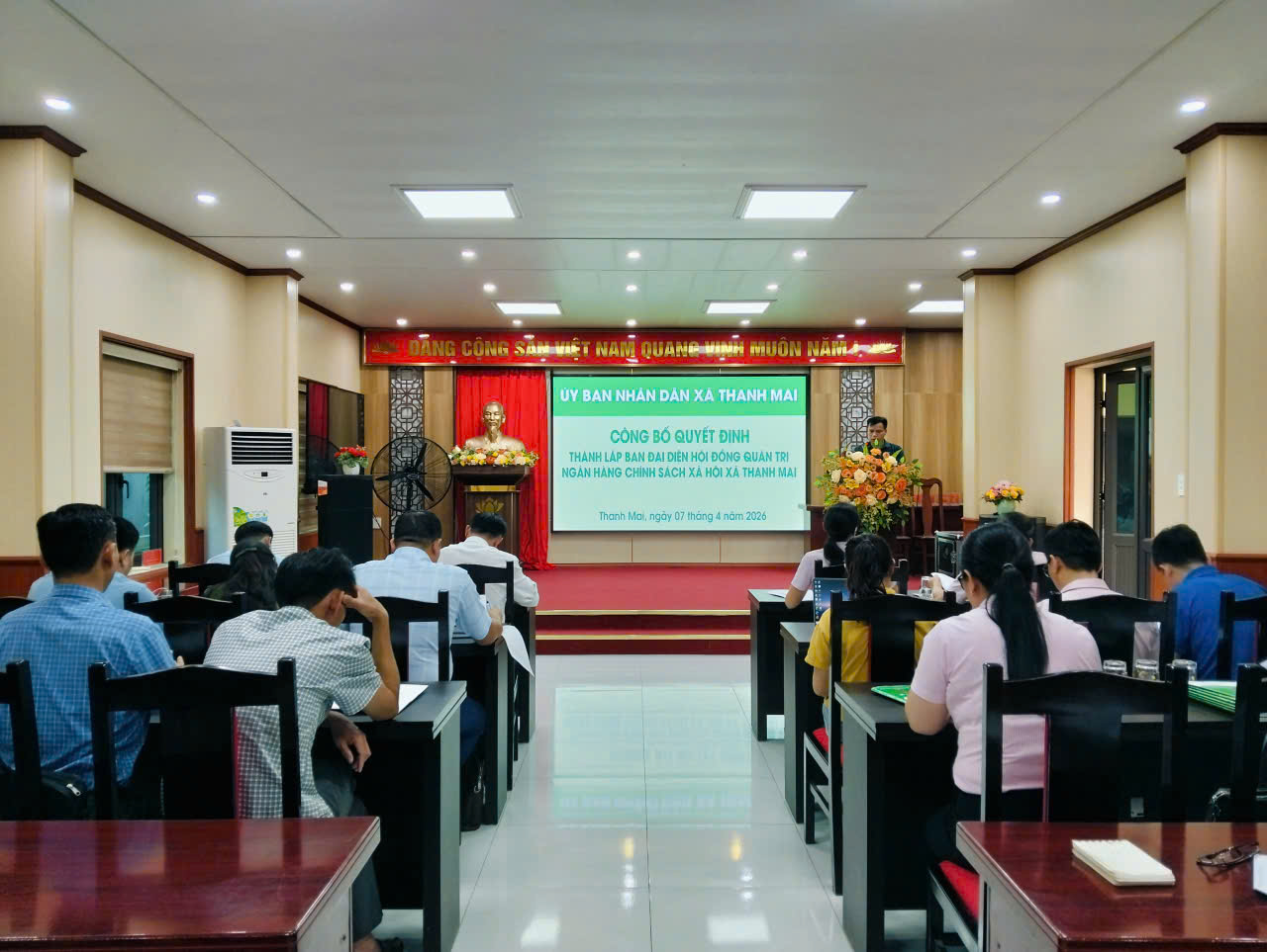 Ông Hà Đức Dục – Phó Bí thư Đảng ủy, Chủ tịch UBND xã – được giao làm Trưởng Ban đại diện HĐQT  Ngân hàng Chính sách xã hội.