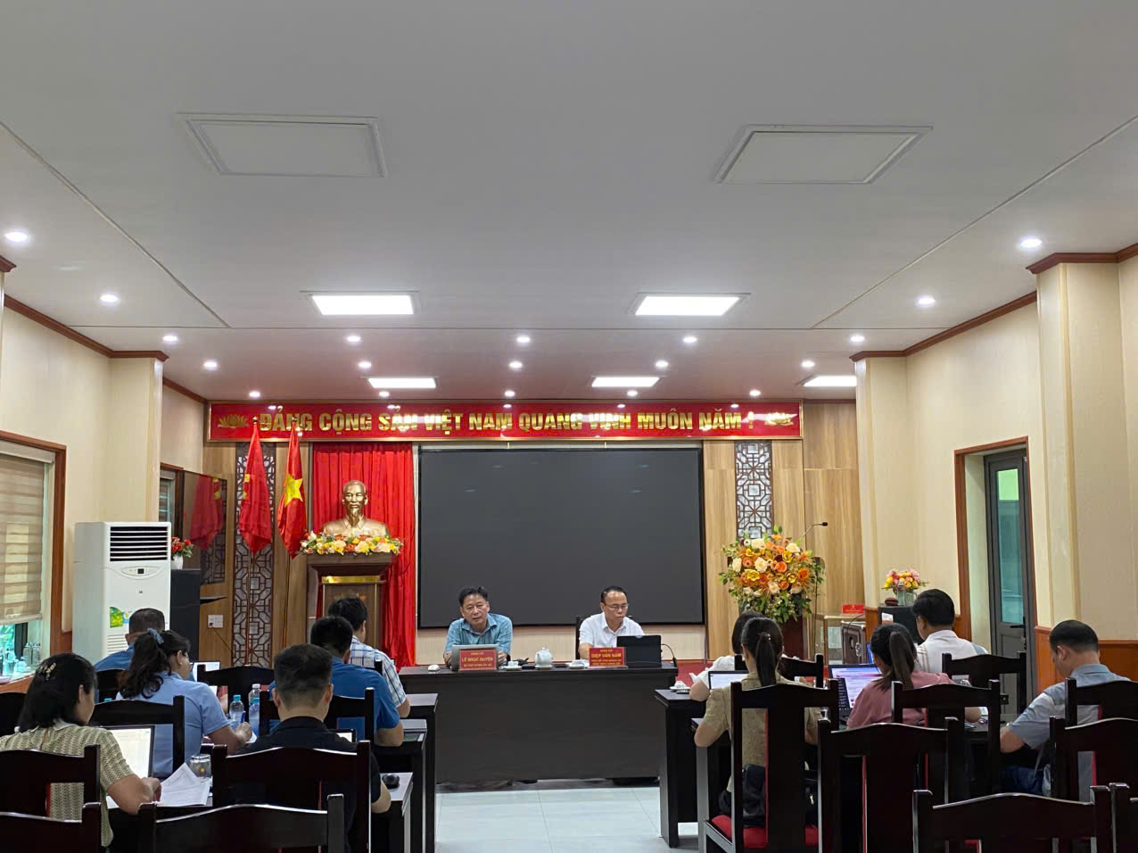 ĐỒNG CHÍ BÍ THƯ ĐẢNG ỦY, CHỦ TỊCH UBND XÃ CHỦ TRÌ RÀ SOÁT TIẾN ĐỘ THỰC HIỆN CÁC NHIỆM VỤ PHÁT TRIỂN KHOA HỌC, CÔNG NGHỆ, ĐỔI MỚI SÁNG TẠO, CHUYỂN ĐỔI SỐ VÀ ĐỀ ÁN 06.