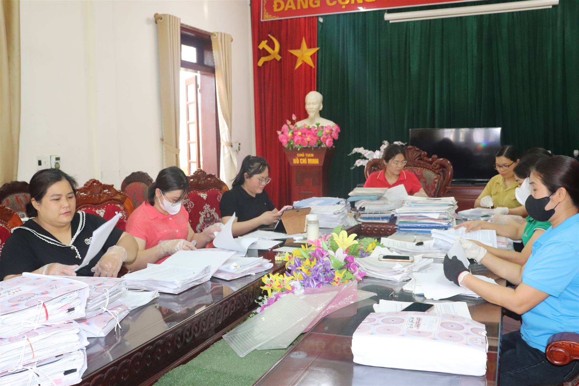 Chợ Đồn tập trung rà soát, chọn lọc sơ bộ tài liệu để chỉnh lý tài liệu tồn đọng của 4 xã trước sắp xếp