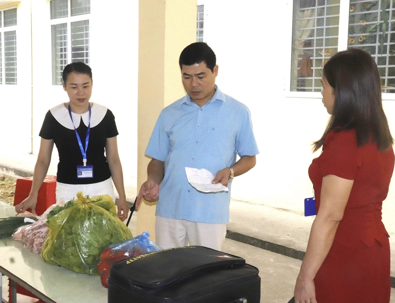 Đồng chí Chủ tịch UBND xã Chợ Đồn kiểm tra đột xuất công tác an toàn thực phẩm tại các trường học