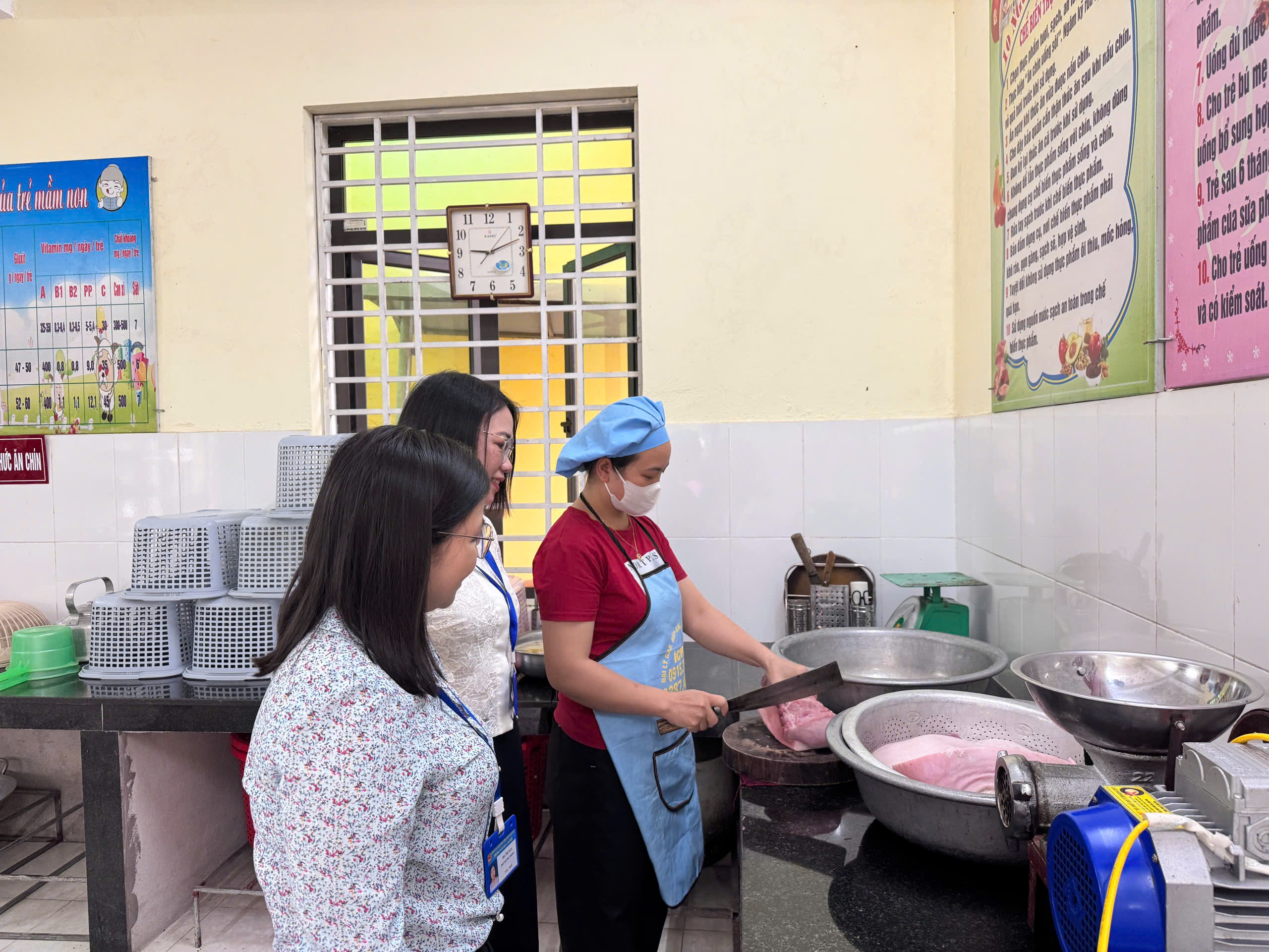 Kiểm tra đột xuất bếp ăn bán trú tại Trường Tiểu học Phương Viên và Mầm non Phương Viên