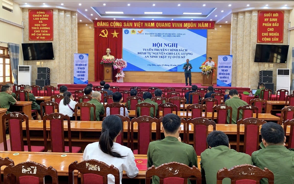 Bảo hiểm xã hội (BHXH) cơ sở Chợ Đồn tuyên truyền chính sách BHXH tự nguyện cho lực lượng tham gia bảo vệ an ninh, trật tự ở cơ sở tại xã Chợ Đồn