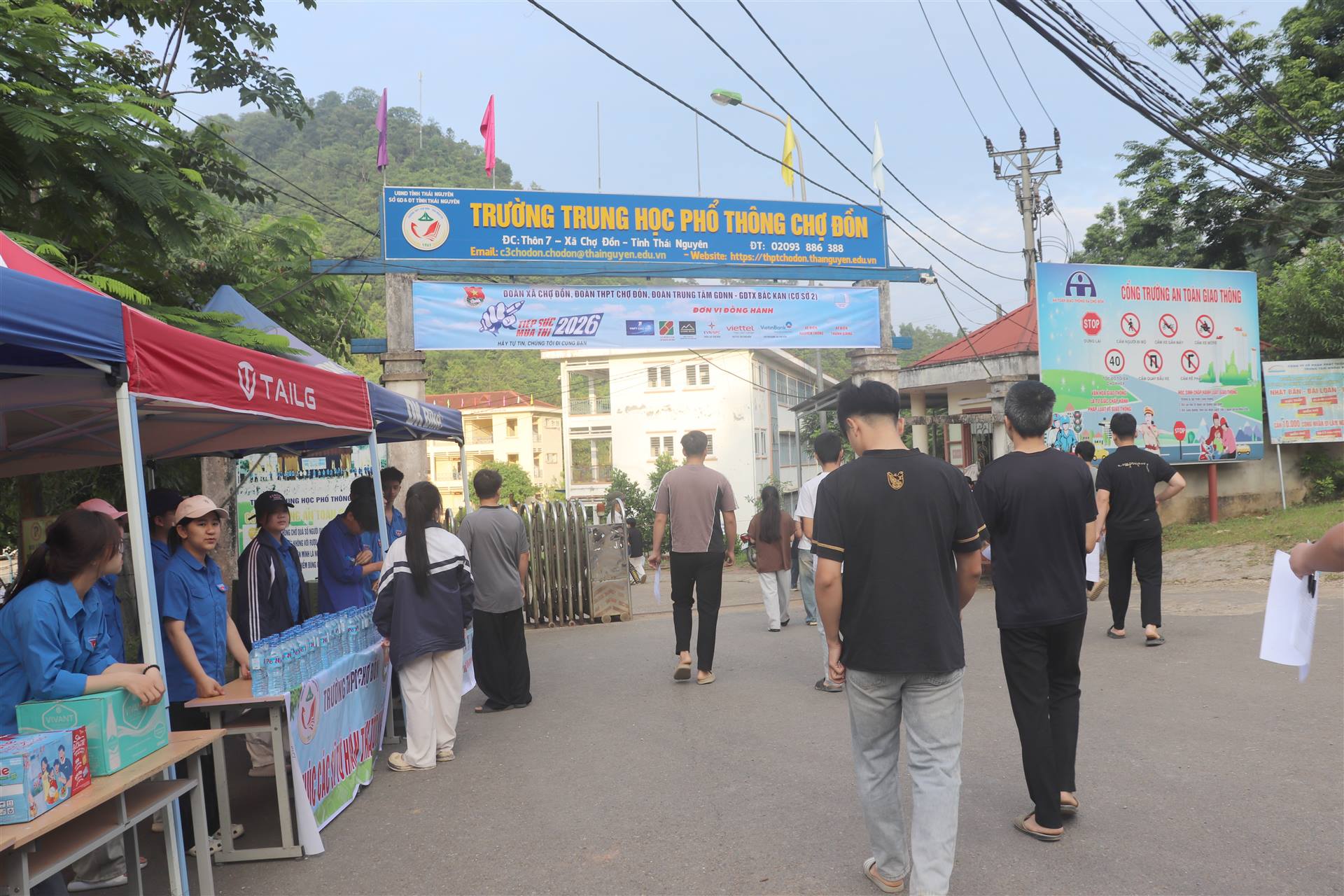 Các thí sinh tại điểm thi Trường THPT Chợ Đồn bước vào môn thi đầu tiên của Kỳ thi tốt nghiệp THPT năm 2026