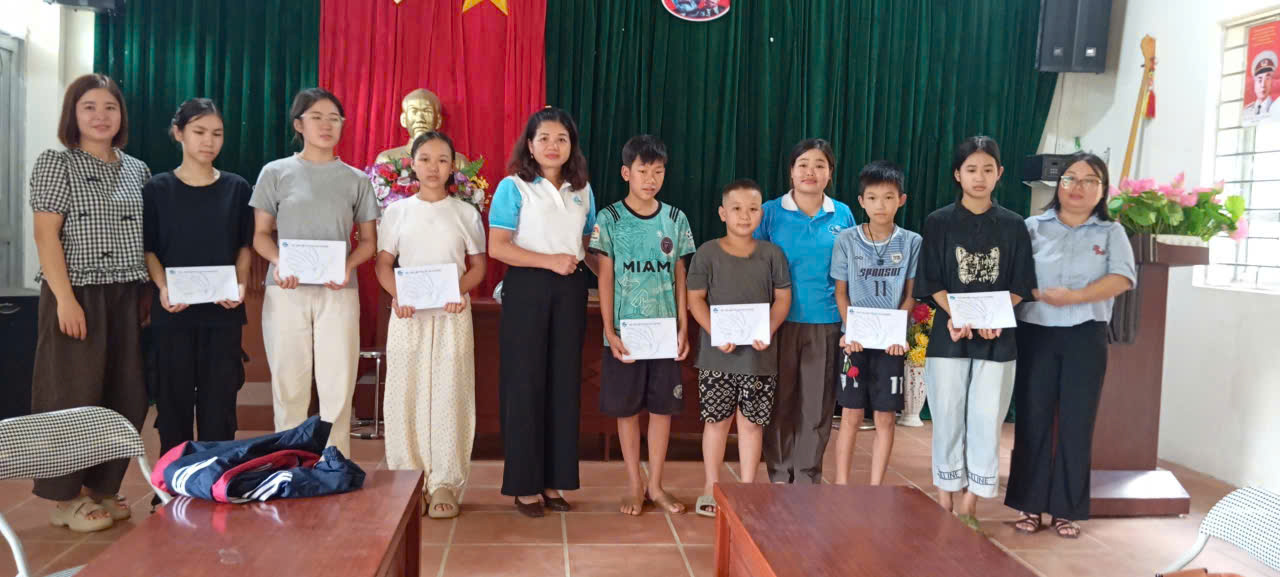 Hội LHPN xã Chợ Đồn trao tiền hỗ trợ cho trẻ em mồ côi có hoàn cảnh khó khăn nhân dịp năm học mới