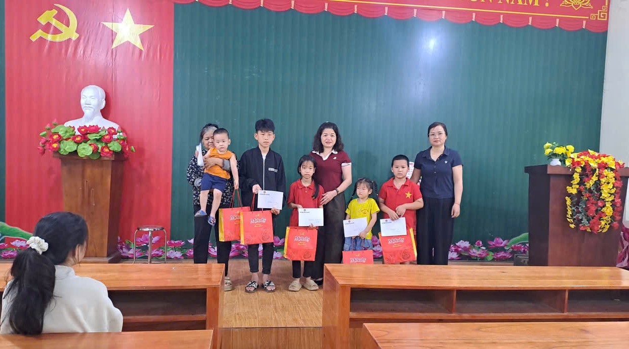 Hội Nông dân xã Chợ Đồn thăm, tặng quà con em hội viên có hoàn cảnh khó khăn nhân Tháng hành động vì trẻ em năm 2026