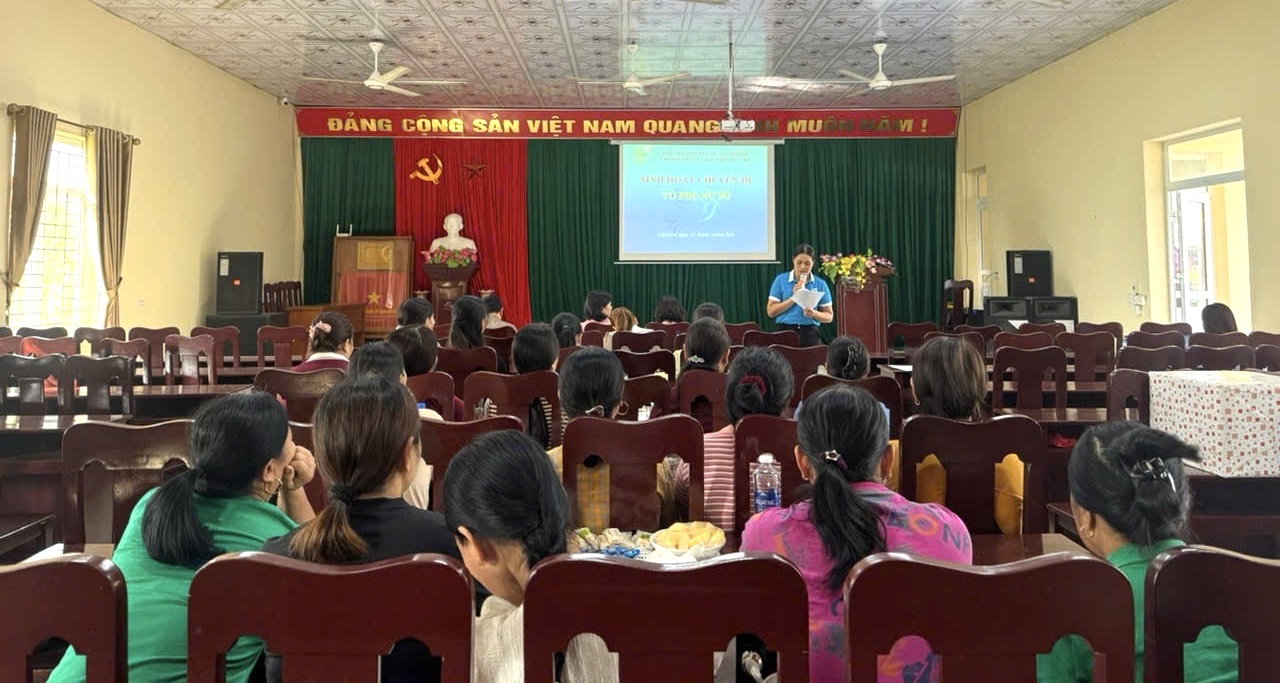 Đồng chí Phó Chủ tịch Hội Liên hiệp Phụ nữ tỉnh dự sinh hoạt tổ phụ nữ tại thôn Phương Viên