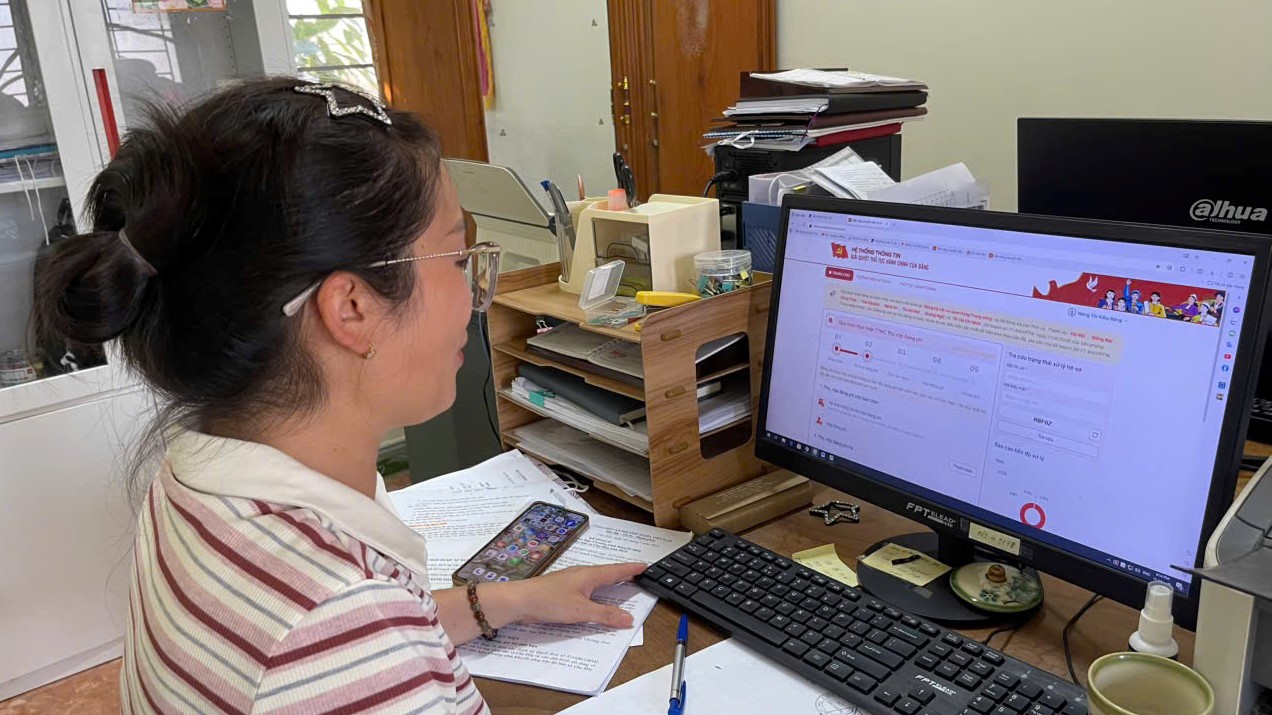 Xã Chợ Đồn tích cực triển khai giai đoạn 1 các thủ tục hành chính của Đảng trên môi trường điện tử