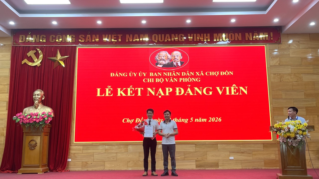 Chi bộ Văn phòng, Đảng bộ UBND xã Chợ Đồn tổ chức Lễ kết nạp Đảng viên mới