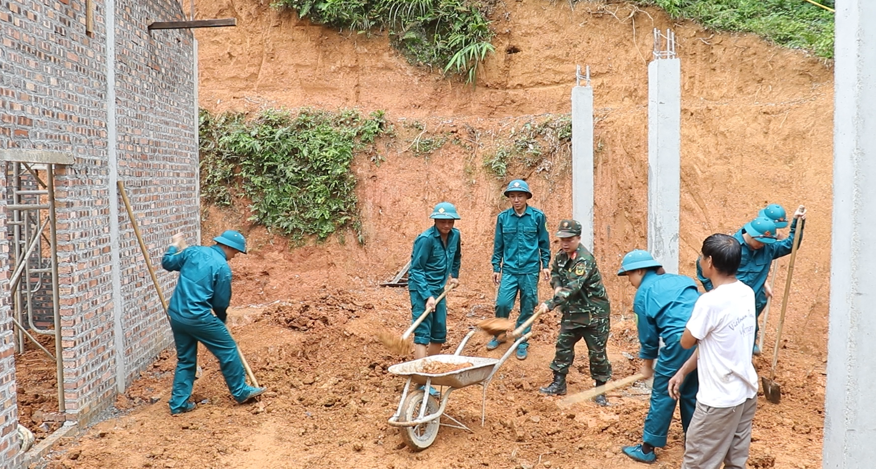 Ban Chỉ huy quân sự xã Chợ Đồn thực hiện hỗ trợ gia đình chính sách xóa nhà tạm, nhà dột nát năm 2026