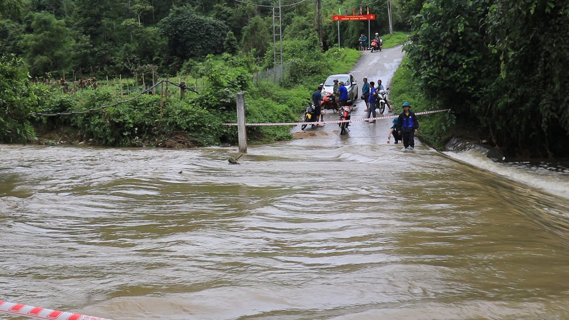 Ban chỉ huy Quân sự xã Chợ Đồn khẩn trương khắc phục hậu quả mưa bão, đảm bảo giao thông an toàn.