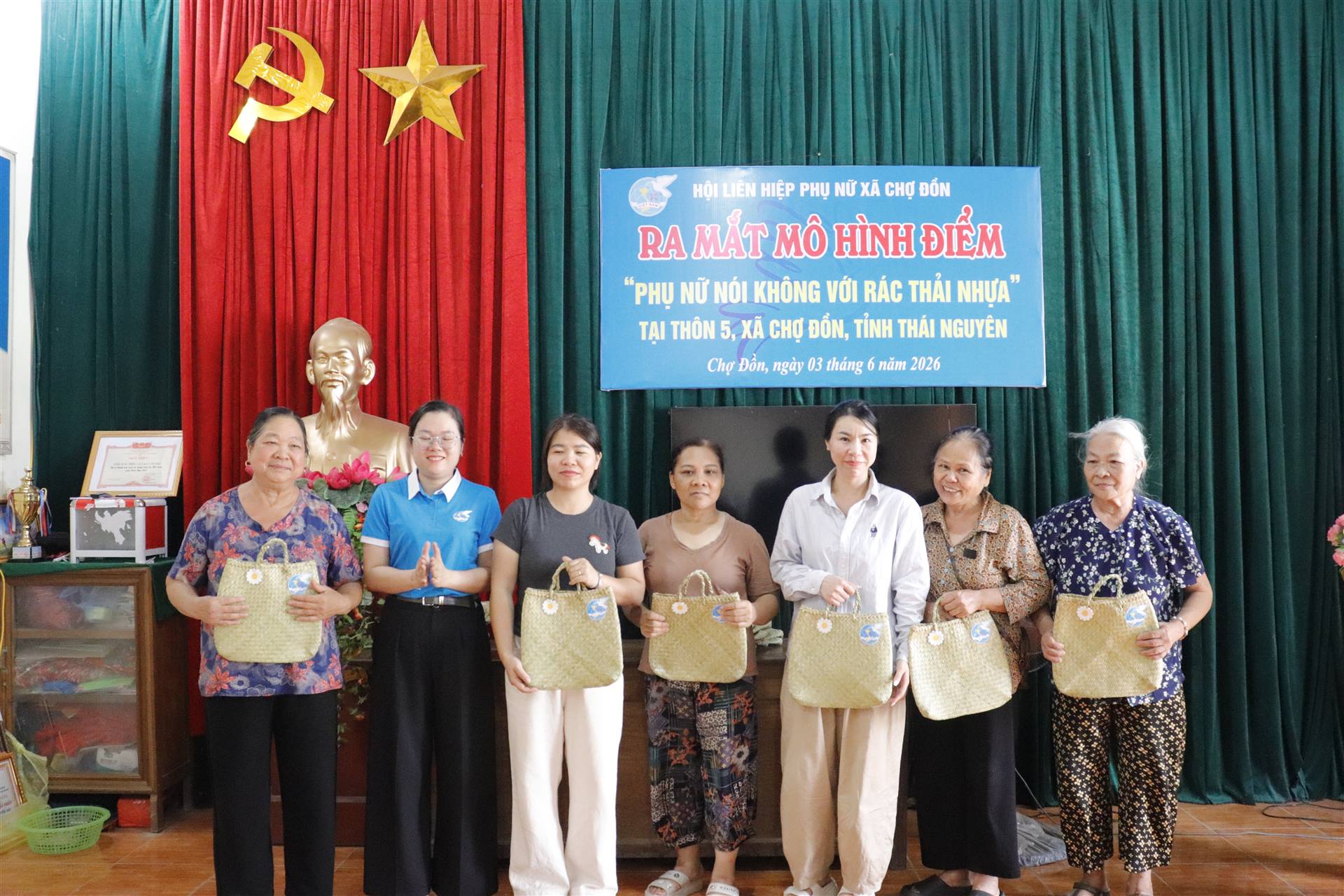 Thôn 5 Ra mắt mô hình “ Phụ nói không với rác thải nhựa” chung tay xây dựng môi trường Xanh – Sạch – Đẹp.