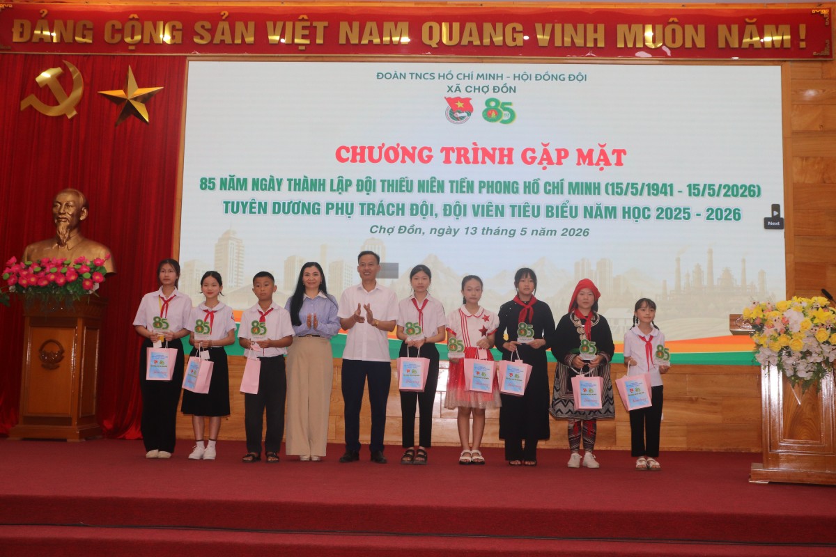 Chợ Đồn tuyên dương Phụ trách Đội, đội viên tiêu biểu nhân kỷ niệm 85 năm thành lập Đội TNTP Hồ Chí Minh