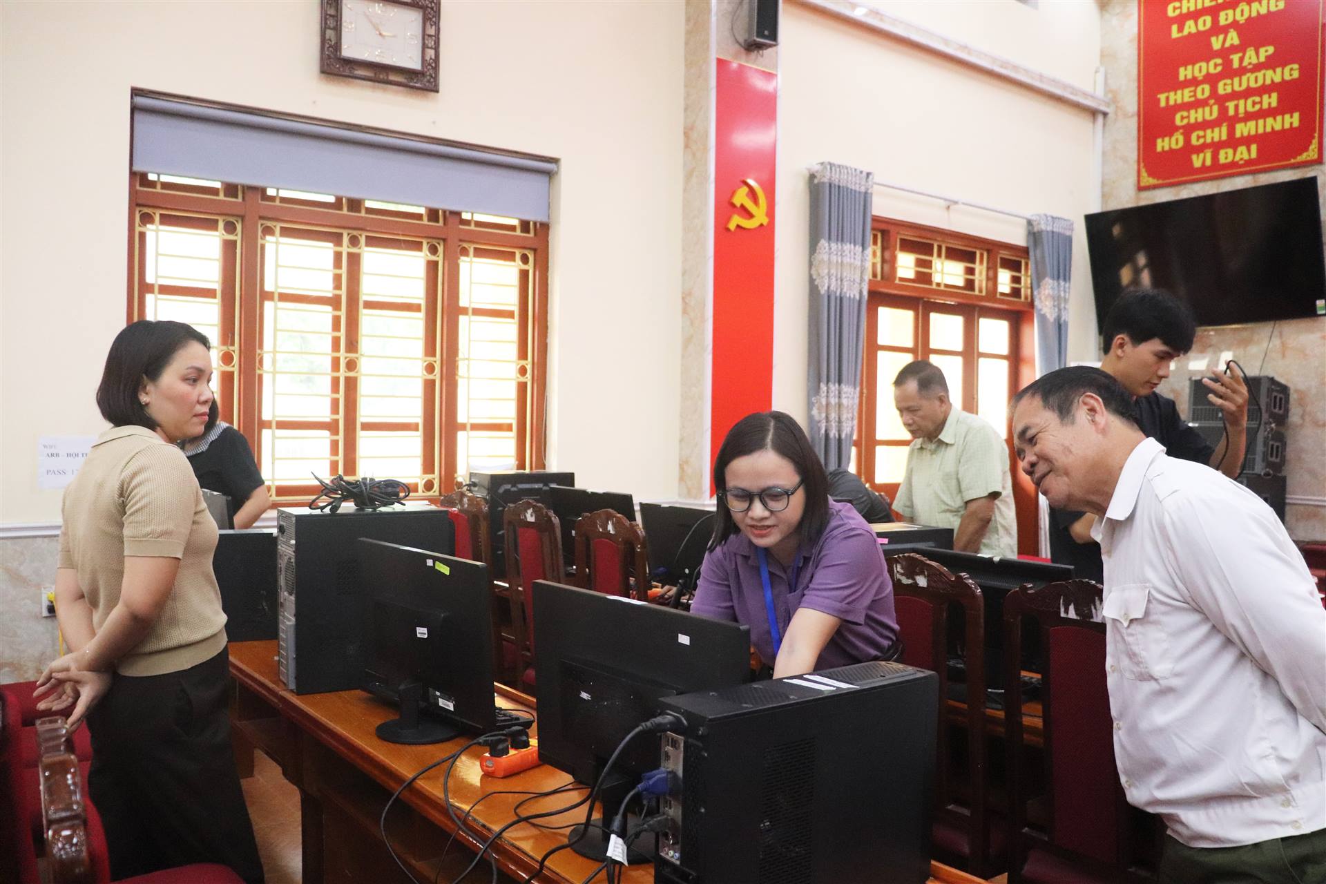 Anh-tin-bai