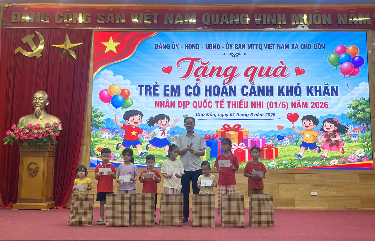 Chợ Đồn tặng quà cho trẻ em có hoàn cảnh khó khăn nhân Ngày Quốc tế Thiếu nhi 1/6