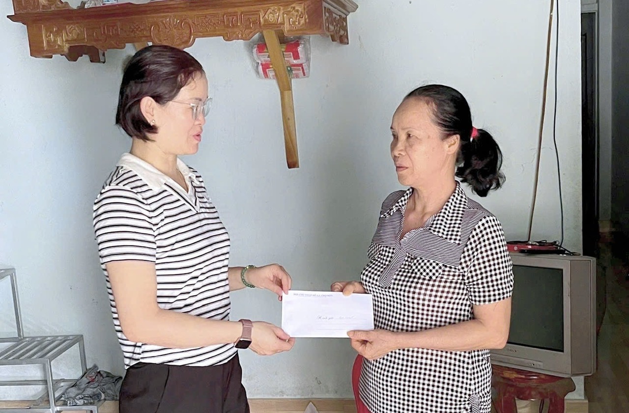 Hội Chữ thập đỏ xã Chợ Đồn trao quà cho bệnh nhân có hoàn cảnh khó khăn nhân Tháng Nhân đạo năm 2026