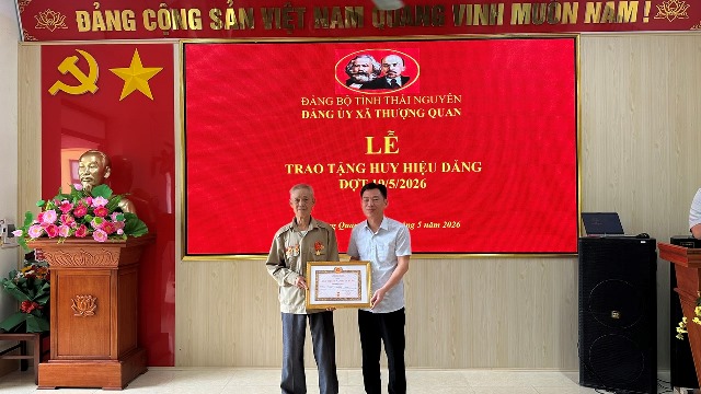 Xã Thượng Quan trao Huy hiệu Đảng cho đảng viên dịp 19/5