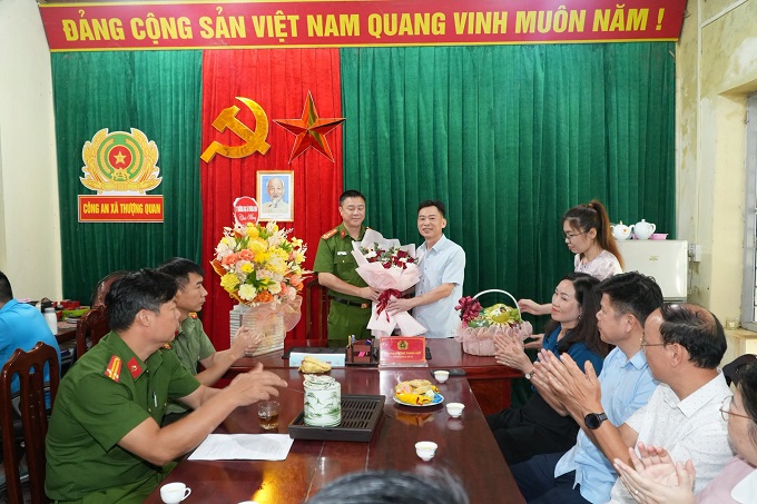 Lãnh đạo xã Thượng Quan thăm, tặng hoa chúc mừng Công an xã nhân Ngày truyền thống lực lượng Công an nhân dân