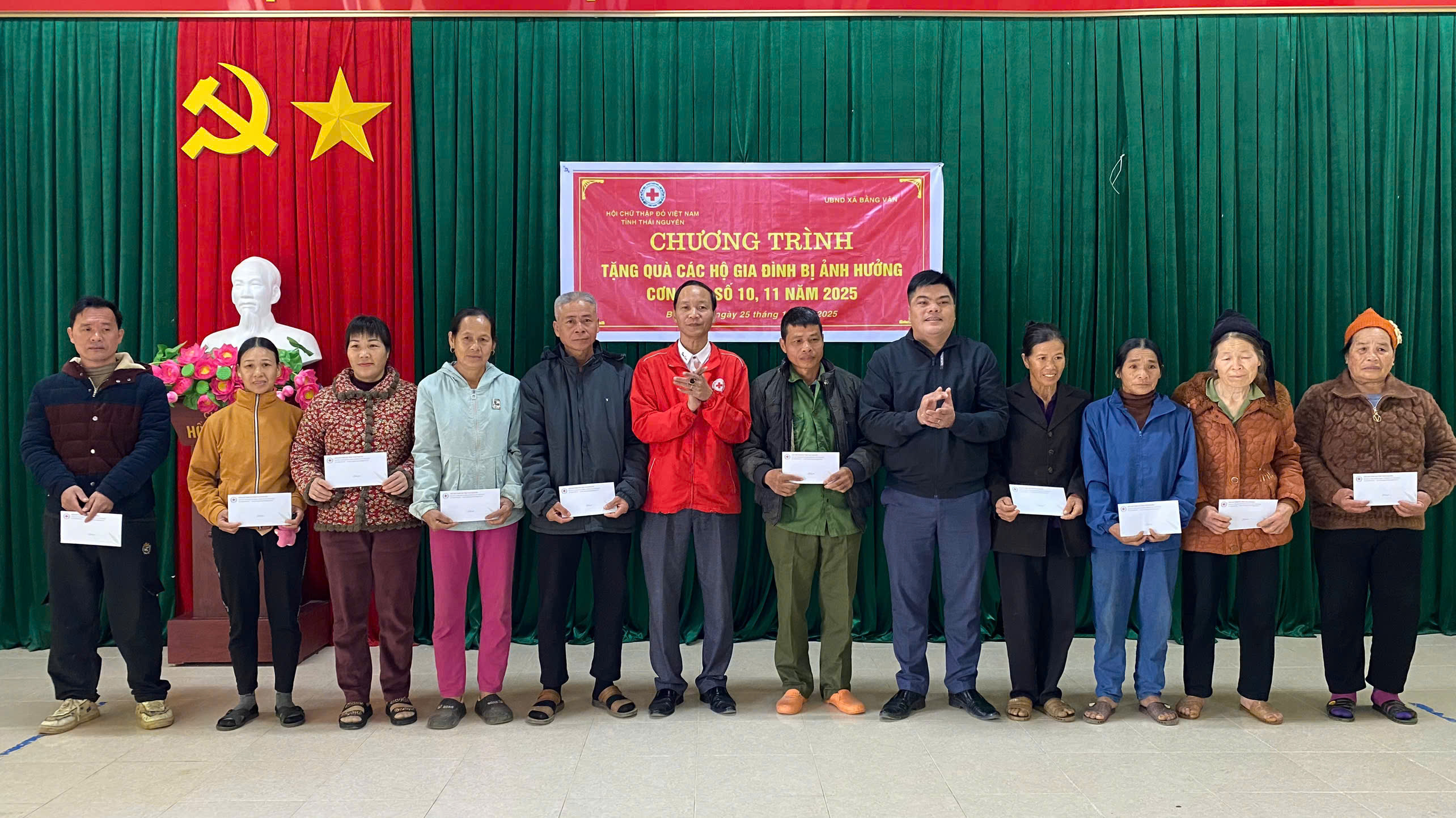 100 HỘ DÂN ĐƯỢC HỖ TRỢ TIỀN MẶT SAU BÃO SỖ 10 VÀ 11