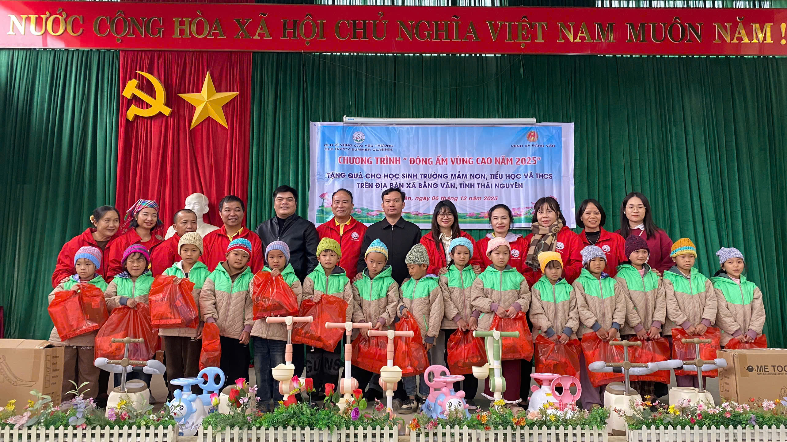 CÂU LẠC BỘ THIỆN NGUYỆN VÌ VÙNG CAO YÊU THƯƠNG TRAO TẶNG NHIỀU PHẦN QUÀ CHO HỌC SINH TRÊN ĐỊA BÀN XÃ 