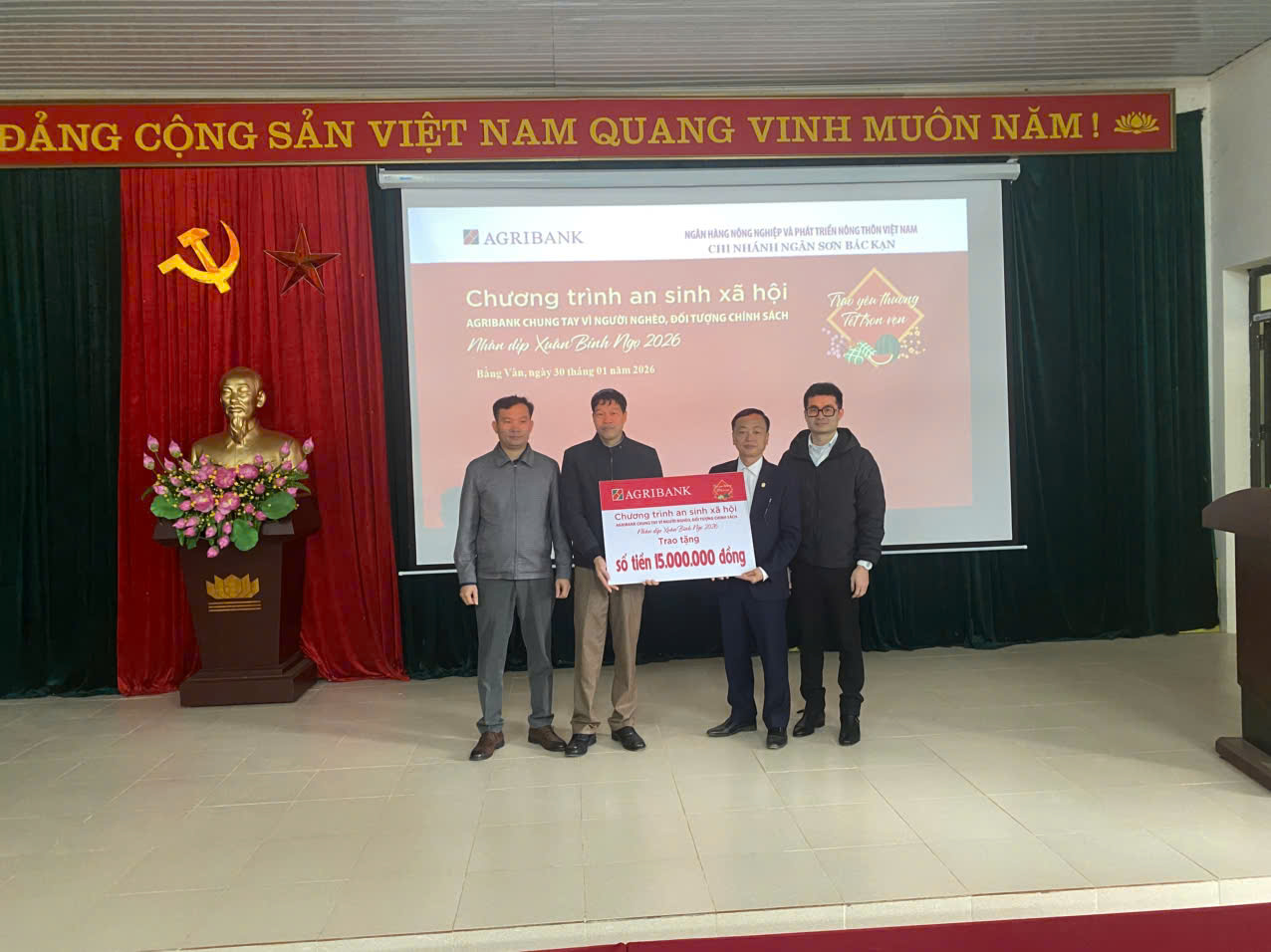 AGRIBANK CHI NHÁNH NGÂN SƠN TẶNG 30 SUẤT QUÀ TẾT CHO NGƯỜI NGHÈO XÃ BẰNG VÂN