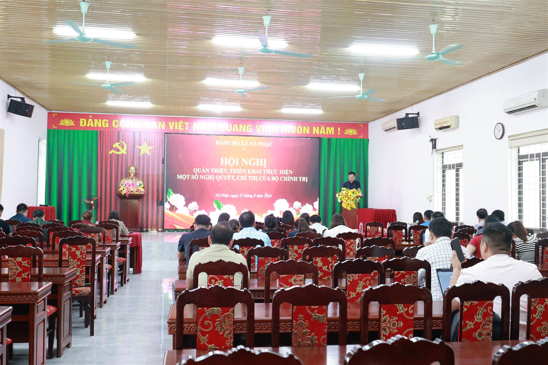ĐẢNG ỦY XÃ NÀ PHẶC TỔ CHỨC HỘI NGHỊ NGHIÊN CỨU, HỌC TẬP, QUÁN TRIỆT VÀ TRIỂN KHAI THỰC HIỆN CÁC NGHỊ QUYẾT, CHỈ THỊ CỦA BỘ CHÍNH TRỊ